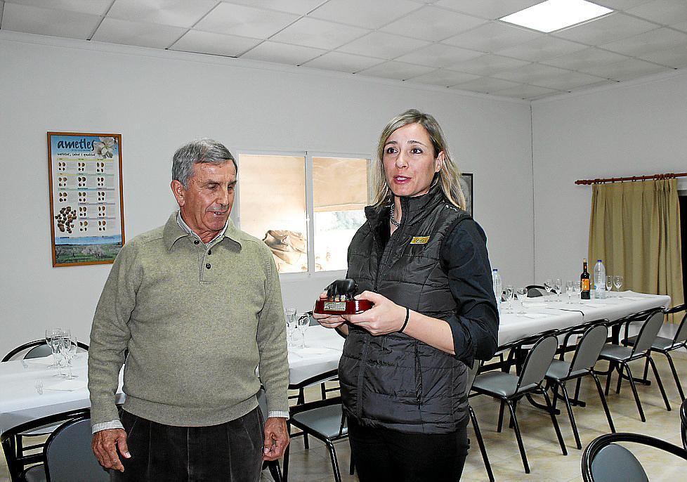 Mai Planas, de Tiberi, recibe el galardón de manos de Tomeu Torres, presidente de los criadores. 23-12-2015 | A. Pol (Última Hora)