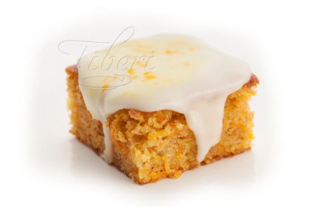 Karottenkuchen glasiert mit Orange