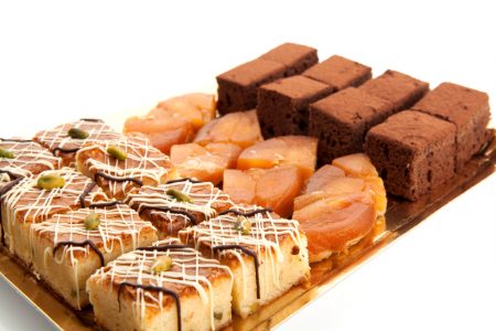 Bandeja de 8 coca choco, 8 Tarta tatín, 8 brownie choco blanco