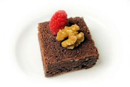 Brownie de chocolate con nueces y salsa de frutos rojos